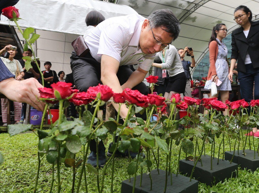 台北市長柯文哲於2015年出席「蔡瑞月逝世十周年紀念活動」，獻上紅玫瑰追思蔡瑞月。 圖／聯合報系資料照
