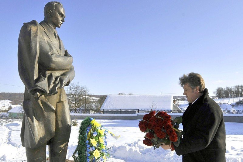2010年，時任烏克蘭總統的尤申科宣布追授班德拉為「烏克蘭民族英雄」。圖為尤申科獻花致意班德拉紀念銅像。 圖／路透社