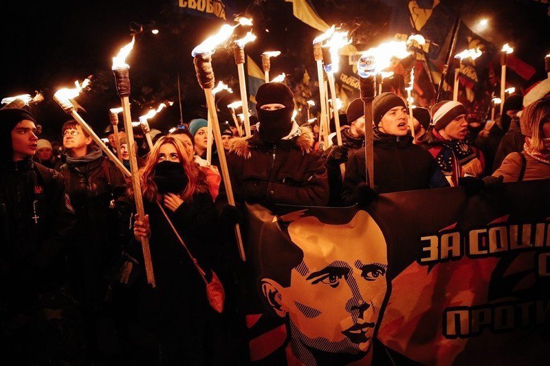 無論是廣場革命以及許多烏克蘭的反俄示威遊行，常可見集結者高舉班德拉的頭像看板。 圖／歐新社