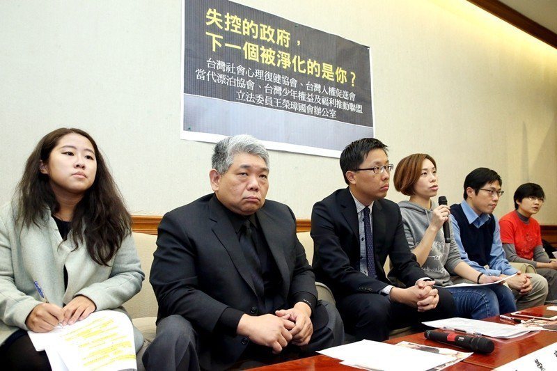 2016年4月，政大師生稱「搖搖哥」的男子遭強制送醫，台灣人權促進會等人權團體譴責政府的作法粗暴。 圖／聯合報系資料照