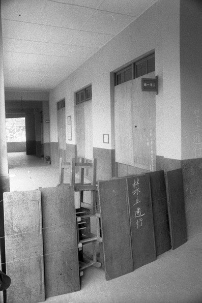 圖為台北市螢橋國小學童遭潑毒案發地點，校方圍起木板禁止通行，攝於1984年。 圖／聯合報系資料照