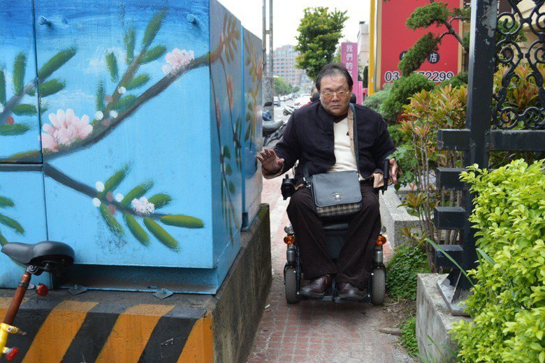 以車優先、剝奪行人步行權利、忽視身心障礙者需求，是台灣人行道的現況。 圖／聯合報系資料照