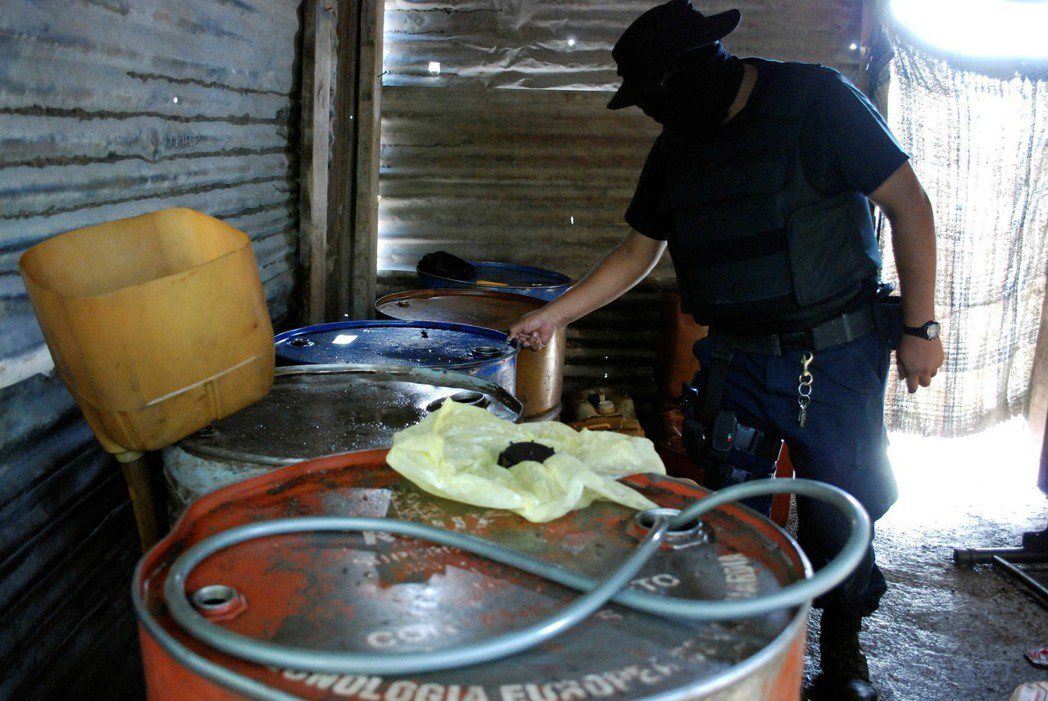 墨西哥農民平均日薪只有8美金；但盜油集團內，有經驗的「鑽孔工」一個洞就可以賺到1...