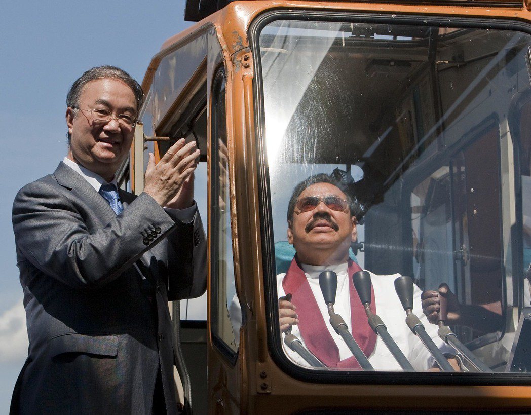 2010年11月，斯里蘭卡總統馬欣達·拉賈帕克薩與中國國家主席胡錦濤特使桑國衛，共同出席漢班托塔港的啟用儀式。 圖／新華社