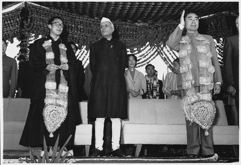 1956年，西藏領袖達賴喇嘛、印度總理尼赫魯與中國總理周恩來於印度新德里。 圖／Homai Vyarawalla攝影，維基共享