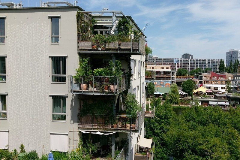 德國柏林的合作住宅River Spreefeld，透過合作社作保，讓經濟較為弱勢的家戶成功借貸。 圖／OURs都市改革組織提供