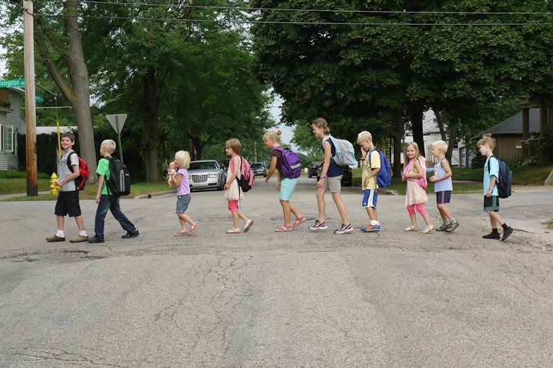 圖為美國密西根州的Newberry Place合作住宅，住戶們的小孩一齊步行到學校上課。 圖／美聯社