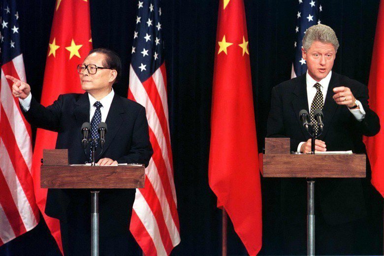 1997年中國國家主席江澤民訪美，與美國總統柯林頓共同召開記者會。該次會談被視為美國愈強化與中國關係的一項里程碑。隔年柯林頓訪中，於上海圖書館發表對台三不政策。 圖／路透社