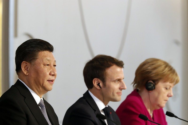 圖為3月26日，中國領導人習近平、法國總統馬克宏及德國總理梅克爾，於巴黎愛麗舍宮進行會談。 圖／美聯社