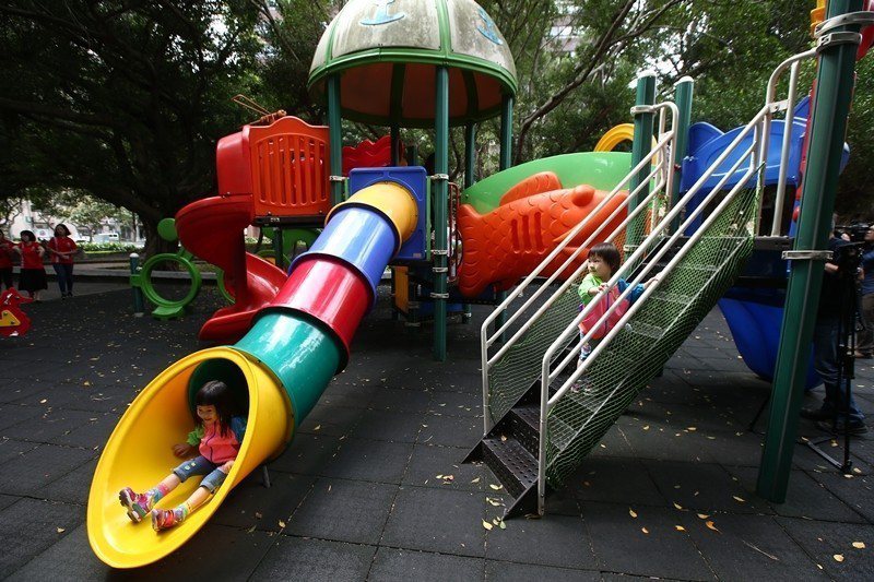 公園裡大部分遊具都排除6歲以上兒童，學齡後兒童無處可玩。 圖／聯合報系資料照