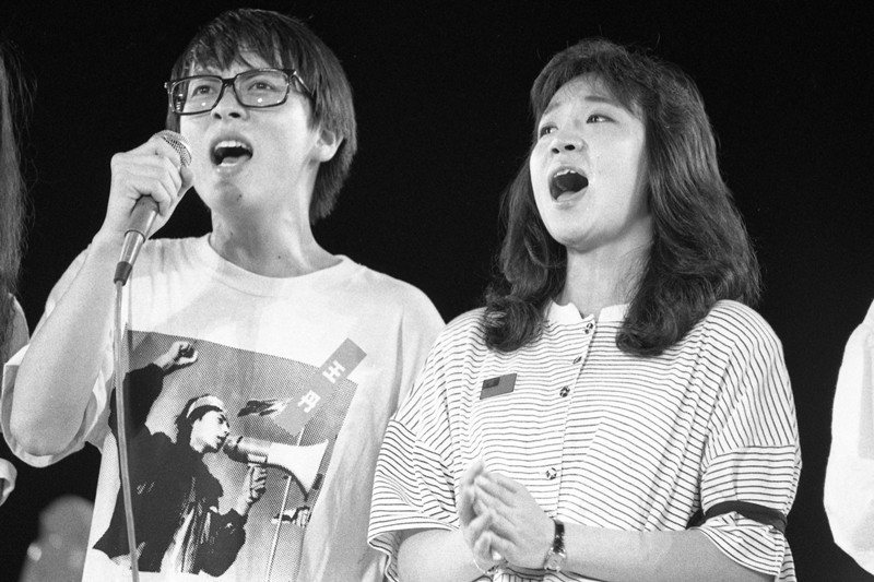 1989年6月9日，藝人張雨生（左）及眾藝人在聲援天安門的活動上，高唱〈天安門的怒吼〉〈中華民國頌〉等歌。 圖／聯合報系資料照