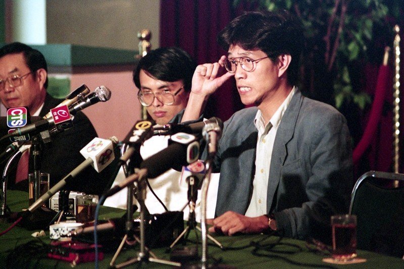1990年，侯德健（右一）被中共官方強制「遣返」回台。圖為該年6月其返台後的首場記者會。 圖／聯合報系資料照