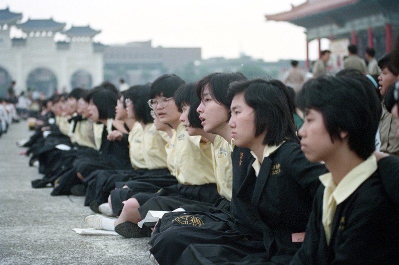 1989年5月26日，台北市5000名高中學生在中正紀念堂聲援學運，並合唱〈龍的傳人〉〈四海之內都是中國人〉〈中華民國頌〉等歌曲。 圖／聯合報系資料照