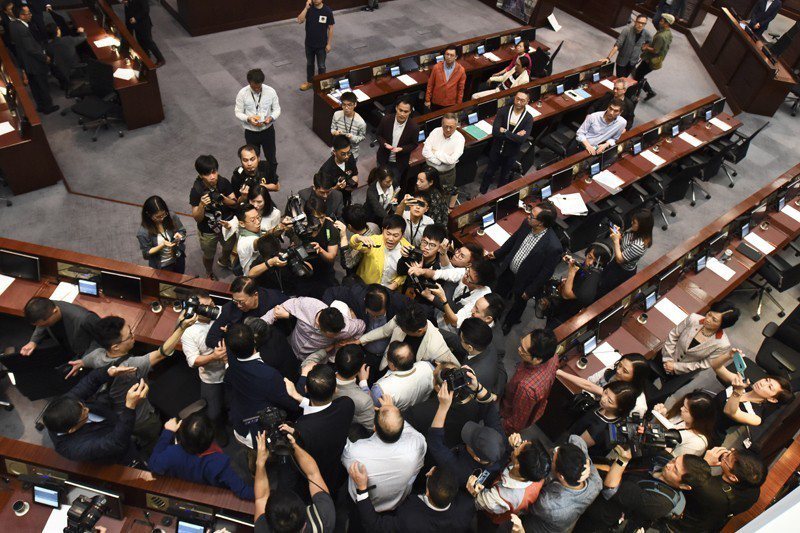 激進抗爭的出現和議會激進化有不少相似之處。圖為2019年5月11日，香港立法會進行逃犯條例，建制派和民主派議員發生拉扯。 圖／中通社