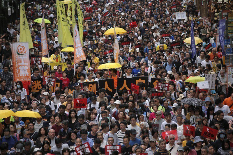 4月28日高達13萬香港人上街要求港府撤回逃犯條例。 圖／美聯社