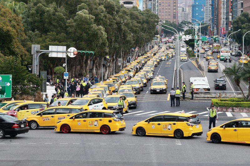 1月31日，為抗議Uber，計程車司機分自發性慢行行政院周邊道路。 圖／聯合報系資料照