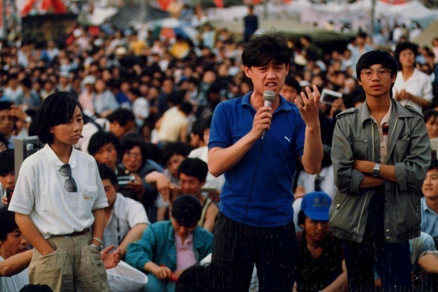 學運領袖吾爾開希（中）、柴玲（左）及王丹（右），攝於1989年6月1日，北京天安門。 圖／聯合報系資料照