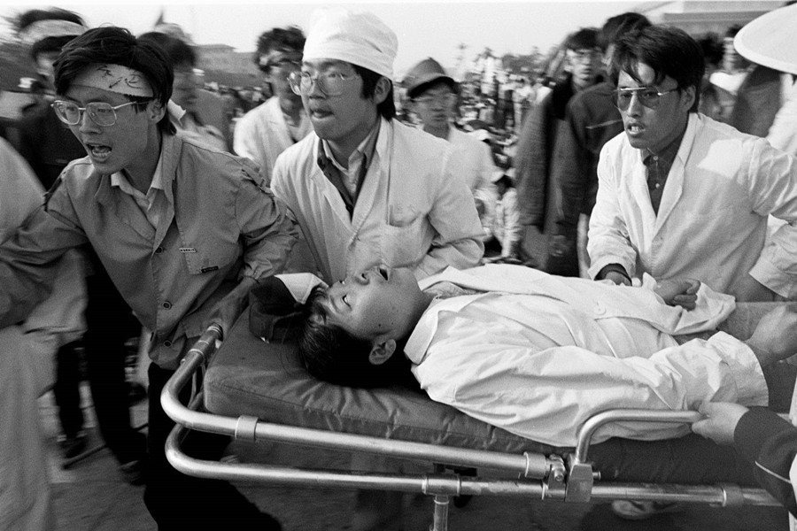 1989年5月中旬，學生發起絕食，中國其他城市陸續加入響應。圖為因絕食送醫的學生。 圖／路透社