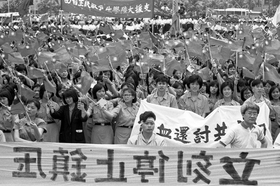 1989年6月5日，國父紀念館廣場前，集聚了台北市各級學校學生進行聲援募的活動。 圖／聯合報系資料照