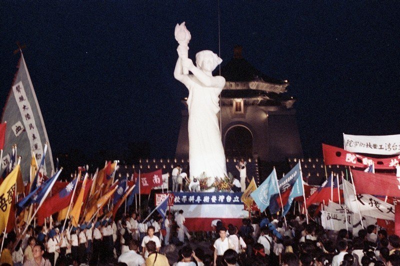 台灣學生及民眾以民主女神像回應天安門事件，攝於1989年6月5日，中正紀念堂。 圖／聯合報系資料照