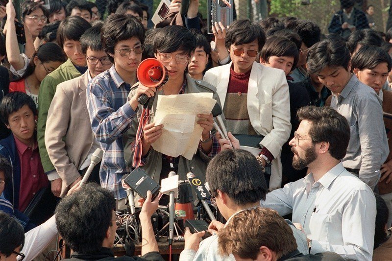 圖為八九學運領袖之一王丹（中），攝於1989年5月1日，北京天安門。 圖／法新社