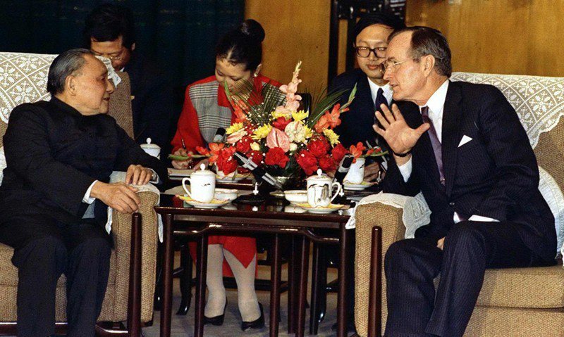 老布希在1975年擔任駐北京聯絡代辦處代表期間，在北京會見中華人民共和國國務院副總理鄧小平。老布希的中國經驗也影響了未來對中國的看法。 圖／美聯社