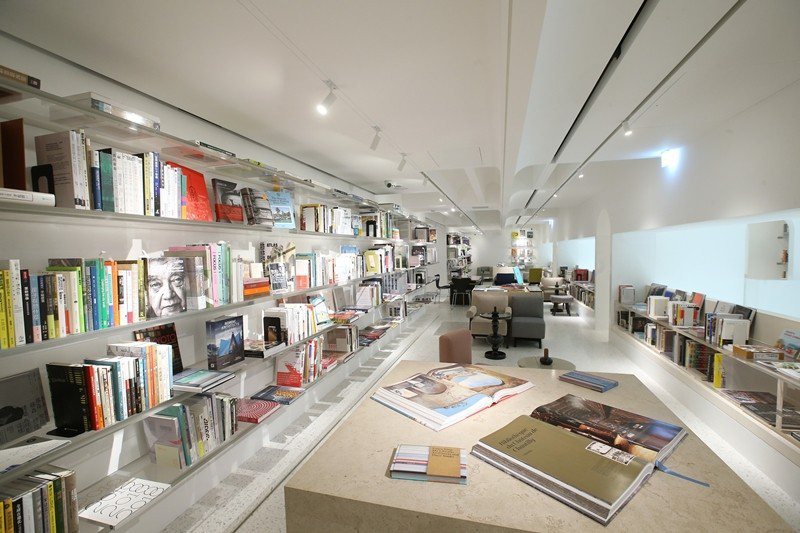 「美學型書店」或「地產式書店」還有另一重點是，必須讓整個空間看起來非常酷炫，宛如...