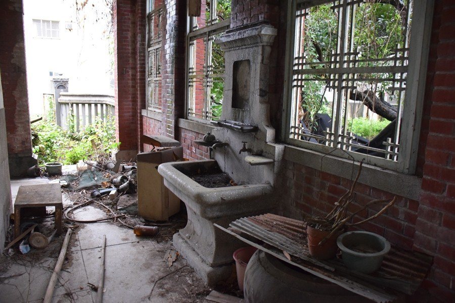 大戶人家迴廊內的磨石子洗手台與木質窗櫺。 圖／作者提供