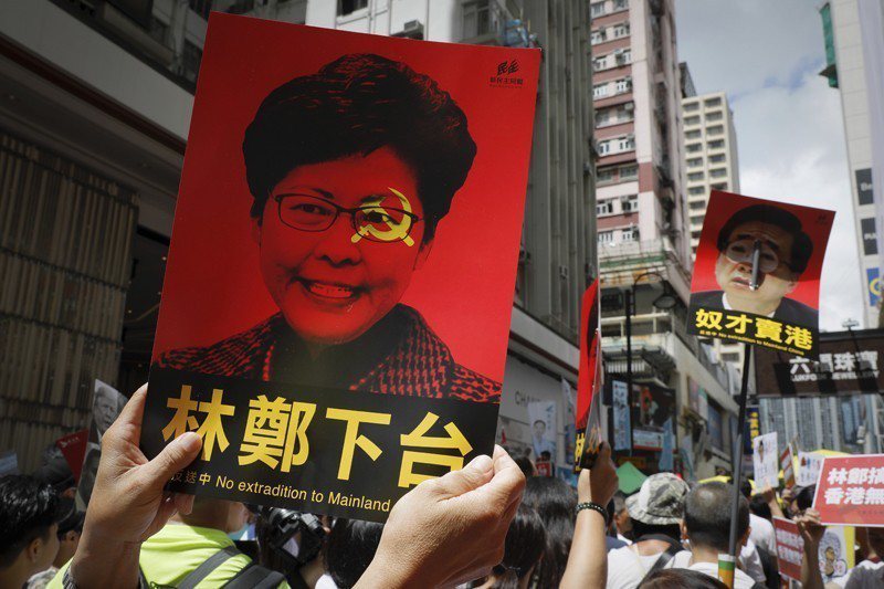 由於香港的正規政治未能反映民意，有意見認為，香港政府因此反而更受當下的民意所影響。 圖／美聯社