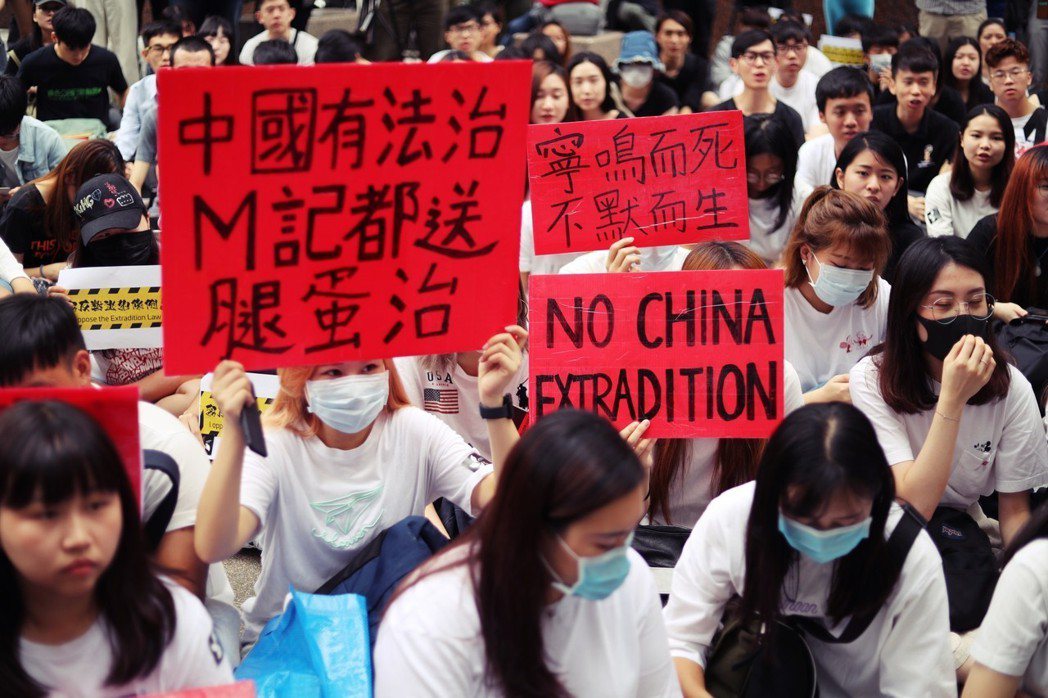 民眾的抗議標語：「如果中國有法治，M記都送腿蛋治」是諷刺《逃犯條例》沒有司法獨立...