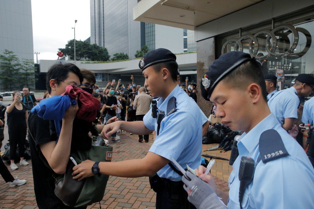 在6月12日港警與香港市民爆發激烈衝突後，警方開始針對市民任意盤查與搜索。 圖／路透社