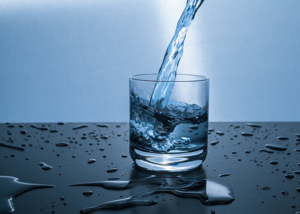 喝水示意圖。圖／摘自 pexels