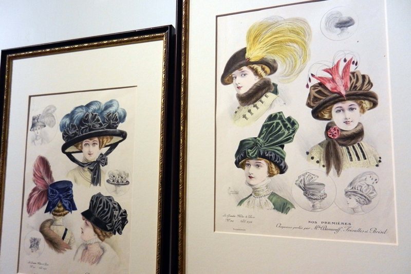 20世紀初期巴黎仕女帽飾石版畫。珍稀的动物羽毛不僅常被插在帽緣作為裝飾，前前後後更是佈滿了精緻刺繡。當妳的帽子造型越是華麗誇張，就表示妳的身份和品味越顯高貴。 圖／舊香居提供原件，作者翻拍
