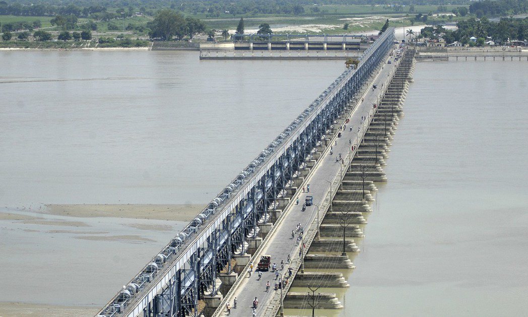 比方在1950年代，兩國為了防洪曾經締約在尼泊爾境內，建造戈西河（Kosi ri...