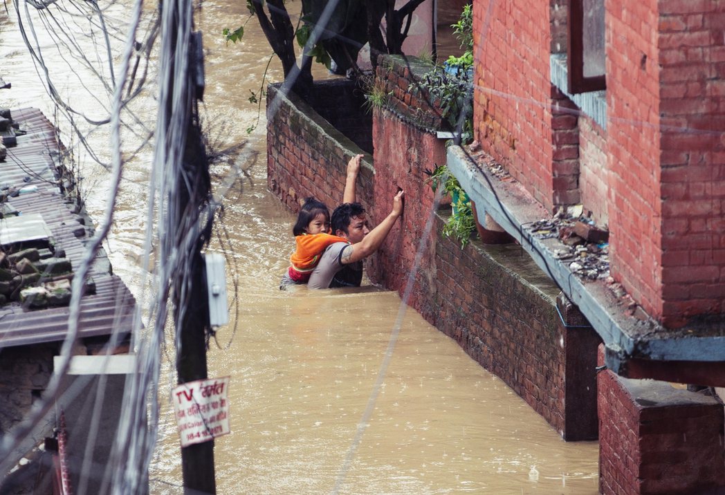 尼泊爾受災嚴重。截至23日，死亡人數已上升到95人，另外還有29人通報失蹤。圖為...