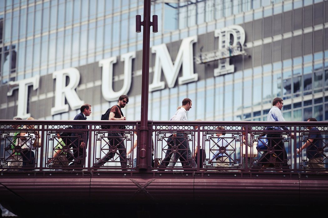 芝加哥人普遍認為「TRUMP」字樣完全破壞了市民熱愛的芝加哥河岸市景，川普當選總...