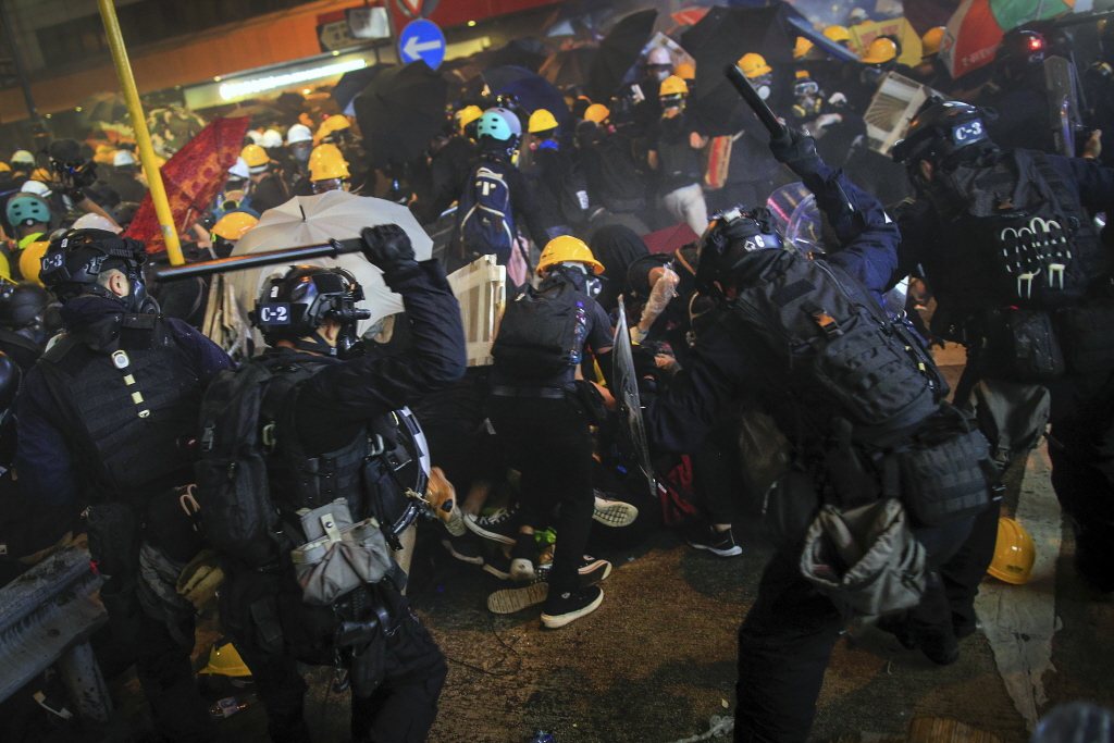 7月28日，香港再度發動示威遊行，但因港警發出反對通知書，示威者改採自主遊行方式上街，並於晚間於西環一帶與警方爆發衝突。 圖／美聯社