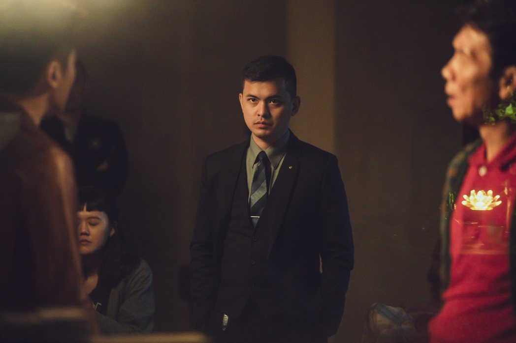 郭憲鴻（中）在《靈異街11號》首集，客串演出他自己的「殯葬本業」。 圖／LINE TV提供