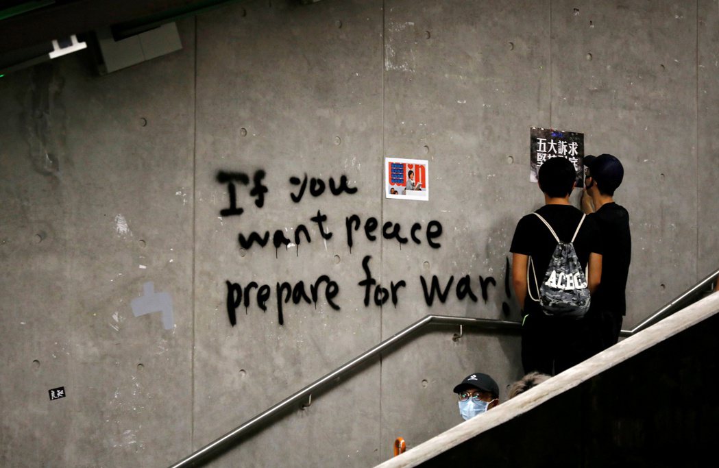 香港反送中抗爭者在牆上留下塗鴉。攝於8月19日。 圖／路透社
