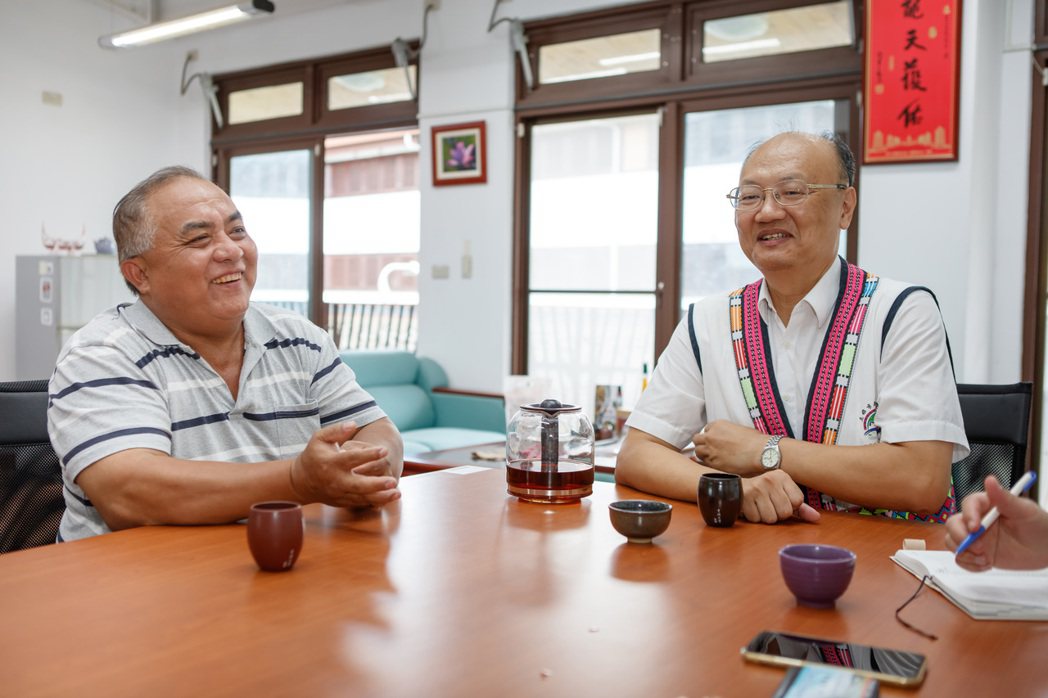 那瑪夏民權國小學務主任林國仁（左）與前任校長吳國正。圖／台達電子文教基金會提供