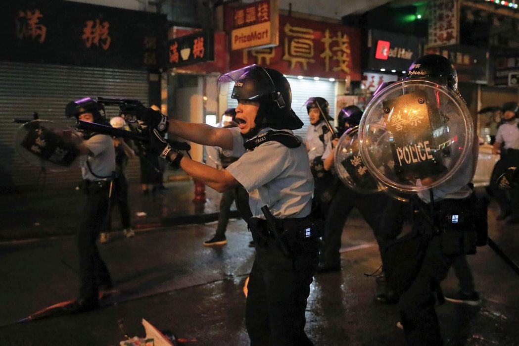 25日香港「荃葵青」示威現場，出現港警擊發實彈的首例。 圖／美聯社