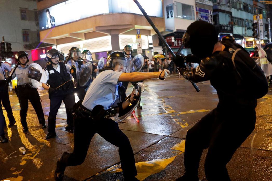圖為25日香港「荃葵青」示威，警民爆發衝突。 圖／路透社