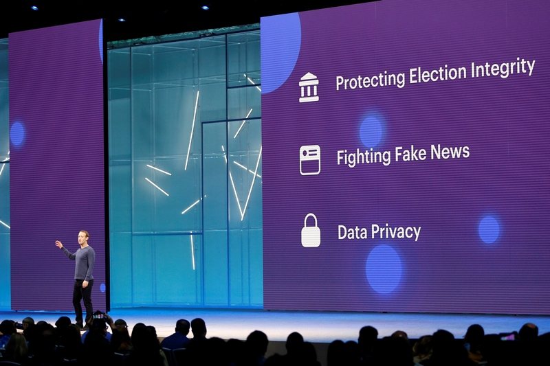 Facebook的創辦人祖克柏曾在演講中提及，其因應假新聞的作法是降低觸及而非刪除。 圖／路透社