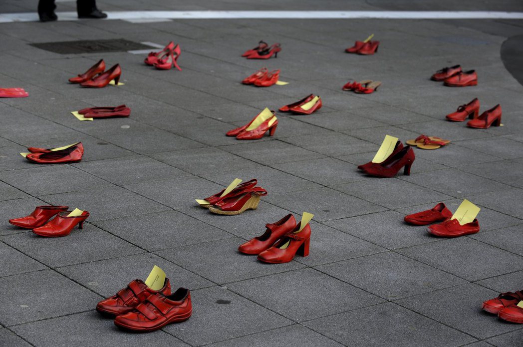 示威者擺上紅鞋，象徵抗議對女性實施的暴力。攝於2016年3月8日國際女性節，西班牙。 圖／路透社