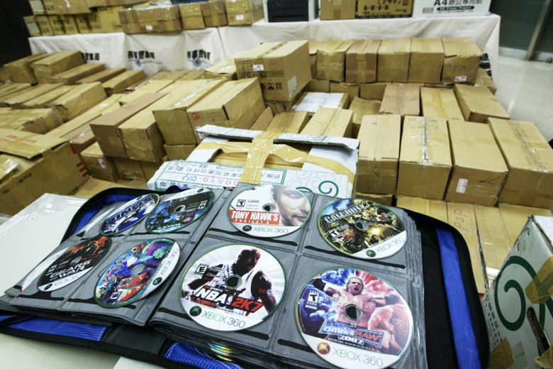 2008年，刑事局破獲盜版遊戲、電影、色情等光碟工廠案，查扣大量重製光碟片。包含當年熱門遊戲NBA 2K系列。 圖／聯合報系資料照