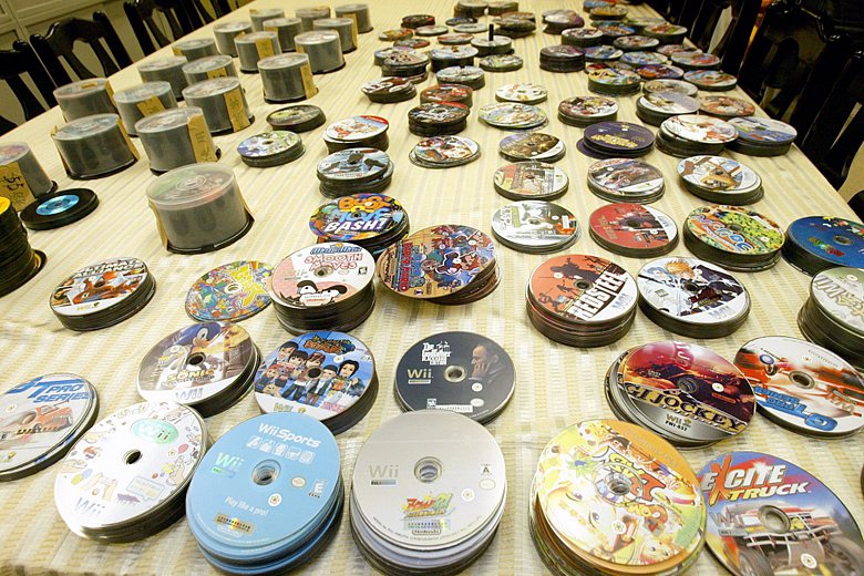 2007年，一名男子攜帶4900餘片盜版電玩遊戲光碟入境，被台北關稅局稽查組關員查獲。 圖／聯合報系資料照