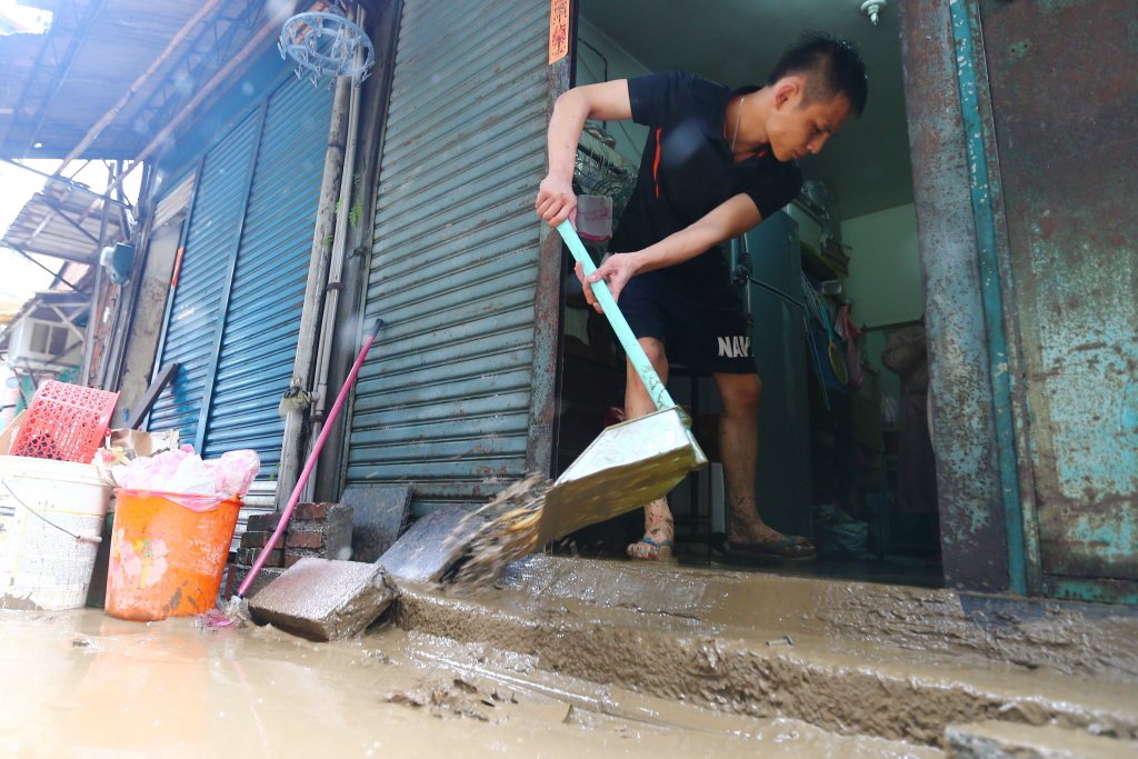 2015年蘇迪樂颱風過境，一名民眾在災後清理家園。 圖／聯合報系資料照