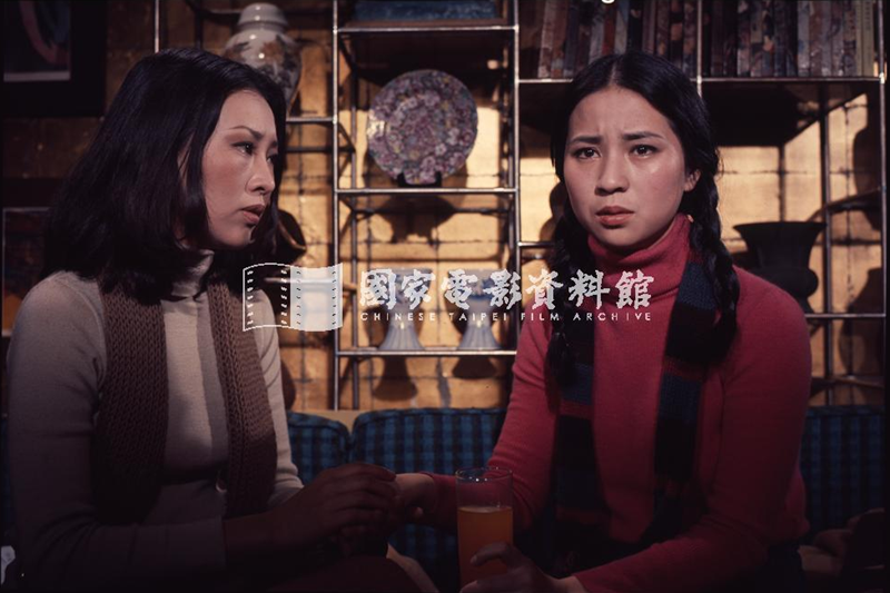 《浪花》劇照，圖為李湘（左）與林鳳嬌（右）。 圖／國家電影資料館