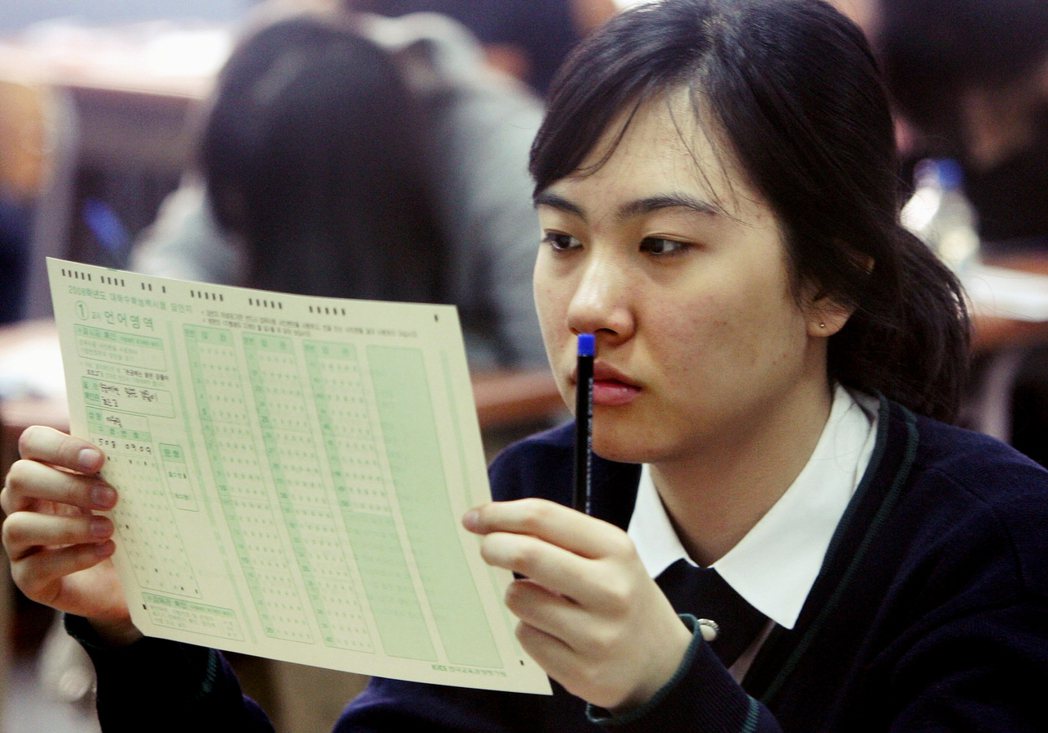 「修能」大學入學考，被南韓視為關乎人生的重要大事。就在高中生忙於準備大考的期間，...