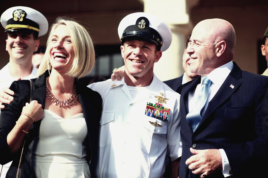 7月2日，美國特戰海豹部隊士官長賈拉格（Eddie Gallagher）（右二）...